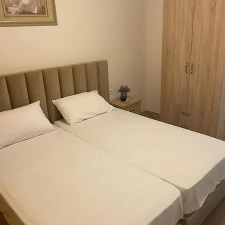Reina Aparthotel
